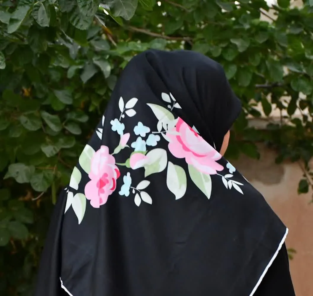 روسری نخی چهارفصل با زمینه مشکی